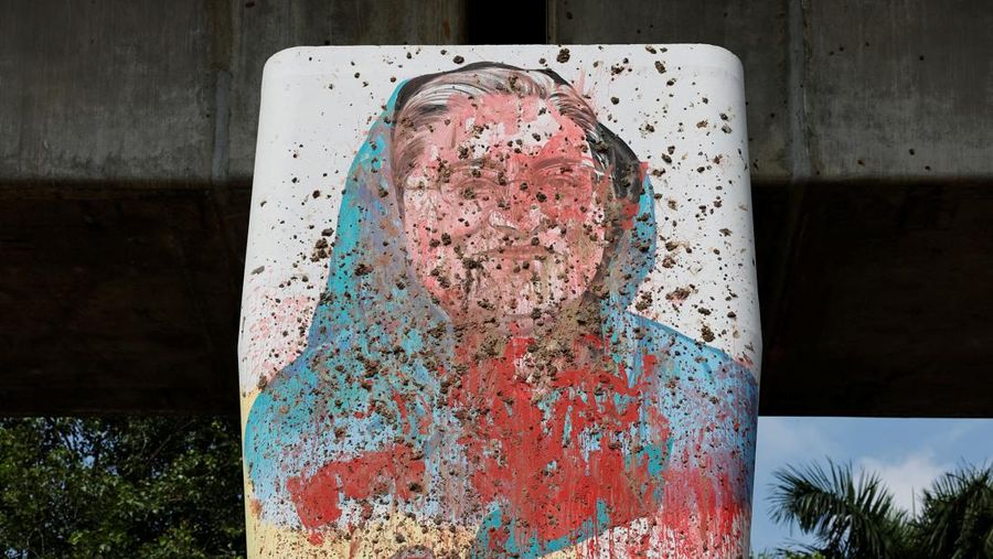 Sebuah mural mantan Perdana Menteri Bangladesh Sheikh Hasina terlihat dirusak oleh pengunjuk rasa beberapa hari sebelumnya di Dhaka, Bangladesh, 5 Agustus 2024. (REUTERS/Mohammad Ponir Hossain)