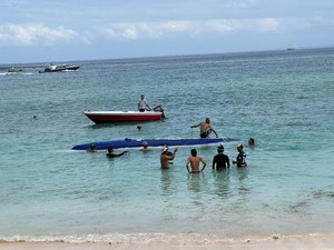 Perahu Nelayan Terbalik Akibat Diterjang Ombak di Perairan Nusa Lembongan