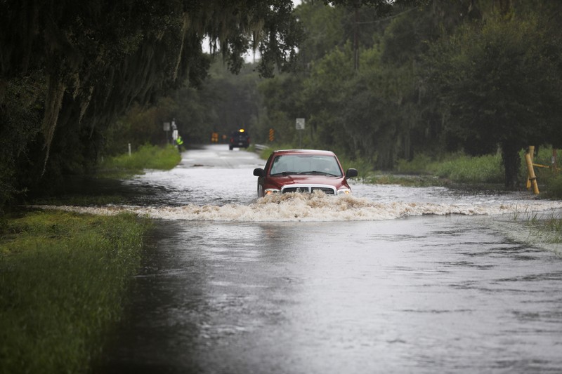 Pemandangan drone menunjukkan rumah-rumah dan jalan-jalan terendam banjir akibat Badai Debby yang melanda pantai teluk di Suwannee, Florida, AS, 5 Agustus 2024. Pemandangan drone menunjukkan rumah-rumah dan jalan-jalan terendam banjir akibat Badai Debby yang melanda pantai teluk di Suwannee, Florida, AS, 5 Agustus 2024. (REUTERS/Ricardo Arduengo)