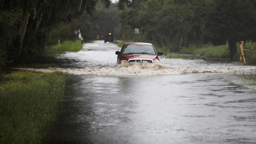 Pemandangan drone menunjukkan rumah-rumah dan jalan-jalan terendam banjir akibat Badai Debby yang melanda pantai teluk di Suwannee, Florida, AS, 5 Agustus 2024. (REUTERS/Ricardo Arduengo)
