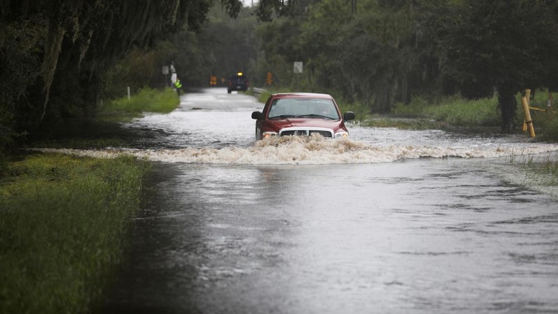 Pemandangan drone menunjukkan rumah-rumah dan jalan-jalan terendam banjir akibat Badai Debby yang melanda pantai teluk di Suwannee, Florida, AS, 5 Agustus 2024. (REUTERS/Ricardo Arduengo)