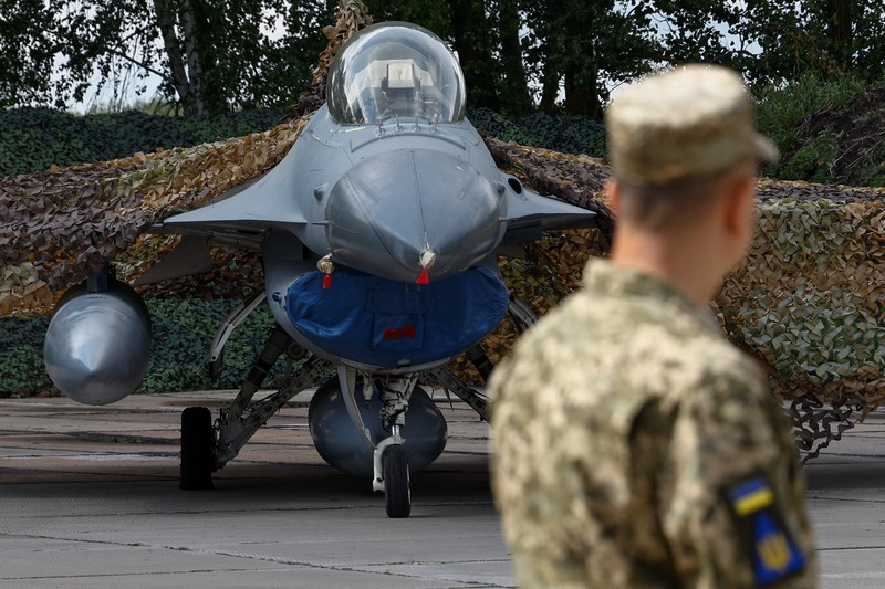Pesawat tempur Sukhoi Su-27 Ukraina terlihat di udara saat memperingati Hari Angkatan Udara Ukraina, di tengah serangan Rusia terhadap Ukraina, di lokasi yang dirahasiakan, Ukraina, 4 Agustus 2024. (REUTERS/Valentyn Ogirenko)