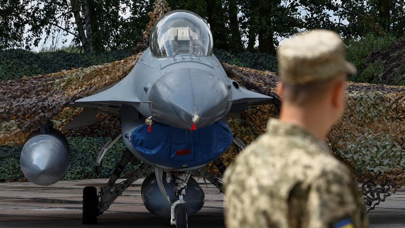 Pesawat tempur Sukhoi Su-27 Ukraina terlihat di udara saat memperingati Hari Angkatan Udara Ukraina, di tengah serangan Rusia terhadap Ukraina, di lokasi yang dirahasiakan, Ukraina, 4 Agustus 2024. (REUTERS/Valentyn Ogirenko)