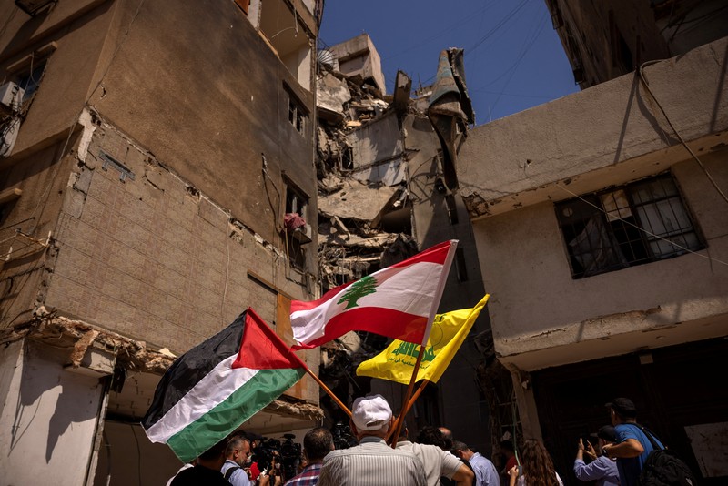 Pemandangan lokasi yang rusak di mana komandan tinggi Hizbullah Fuad Shukr terbunuh setelah serangan Israel pada tanggal 30 Juli, saat anggota Komite Kesehatan Parlemen Lebanon mengunjungi daerah tersebut, di pinggiran selatan Beirut, Lebanon, 5 Agustus 2024. Pemandangan lokasi yang rusak di mana komandan tinggi Hizbullah Fuad Shukr terbunuh setelah serangan Israel pada tanggal 30 Juli, saat anggota Komite Kesehatan Parlemen Lebanon mengunjungi daerah tersebut, di pinggiran selatan Beirut, Lebanon, 5 Agustus 2024. (REUTERS/Alkis Konstantinidis)