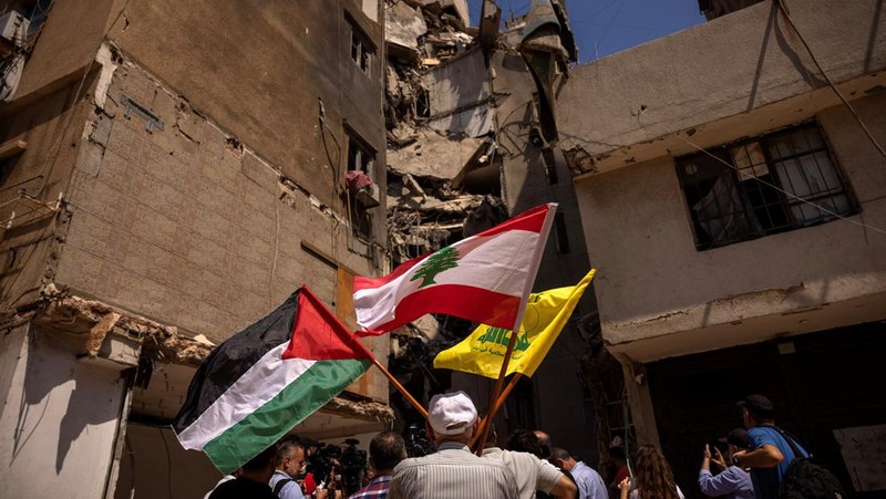 Pemandangan lokasi yang rusak di mana komandan tinggi Hizbullah Fuad Shukr terbunuh setelah serangan Israel pada tanggal 30 Juli, saat anggota Komite Kesehatan Parlemen Lebanon mengunjungi daerah tersebut, di pinggiran selatan Beirut, Lebanon, 5 Agustus 2024. (REUTERS/Alkis Konstantinidis)