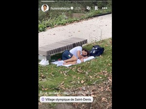 Viral Atlet Tampan Italia Tidur Seperti Gelandangan di Paris