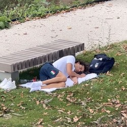 Viral Atlet Peraih Emas Tidur di Rumput, Tak Kuat Panas di Kamar