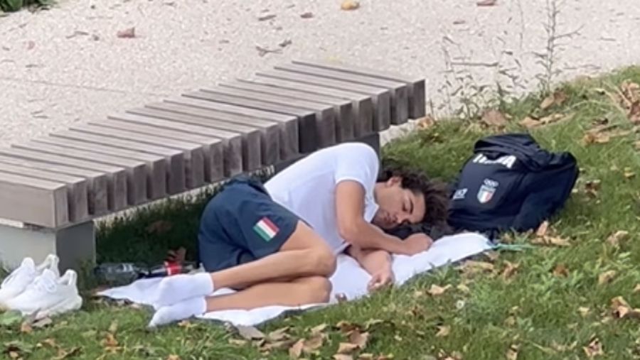 Thomas Ceccon tidur di atas handuk di taman di Desa Olimpiade pada 3 Agustus 2024. (Tangkapan layar Instagram @huseinalireza)