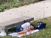Viral Atlet Peraih Emas Tidur di Rumput, Tak Kuat Panas di Kamar