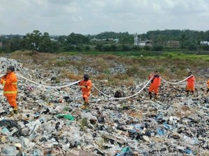Antisipasi TPA Sukawinatan Terbakar, BPBD Sumsel Lakukan Pembasahan Lahan