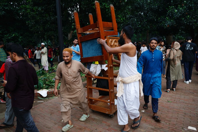 Pemandangan udara menunjukkan pengunjuk rasa antipemerintah menyerbu istana Perdana Menteri Bangladesh yang digulingkan, Sheikh Hasina, di Dhaka pada tanggal 5 Agustus 2024. (AFP/PARVEZ AHMAD RONY) Pemandangan udara menunjukkan pengunjuk rasa antipemerintah menyerbu istana Perdana Menteri Bangladesh yang digulingkan, Sheikh Hasina, di Dhaka pada tanggal 5 Agustus 2024. (AFP/PARVEZ AHMAD RONY)