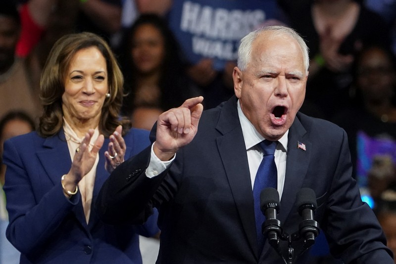 Wakil Presiden AS dan calon presiden dari Partai Demokrat Kamala Harris dan pasangan calon wakil presiden terpilihnya Gubernur Minnesota Tim Walz naik panggung selama rapat umum kampanye di Philadelphia, Pennsylvania, AS, 6 Agustus 2024. Wakil Presiden AS dan calon presiden dari Partai Demokrat Kamala Harris dan pasangan calon wakil presiden terpilihnya Gubernur Minnesota Tim Walz naik panggung selama rapat umum kampanye di Philadelphia, Pennsylvania, AS, 6 Agustus 2024. (REUTERS/Kevin Lamarque)