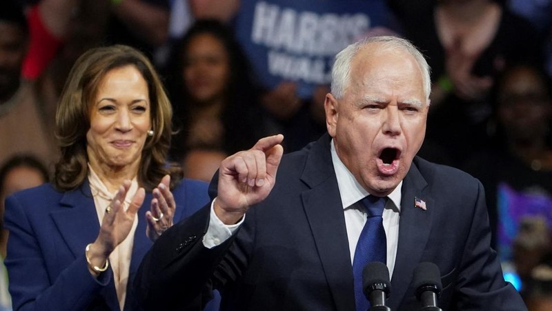 Wakil Presiden AS dan calon presiden dari Partai Demokrat Kamala Harris dan pasangan calon wakil presiden terpilihnya Gubernur Minnesota Tim Walz naik panggung selama rapat umum kampanye di Philadelphia, Pennsylvania, AS, 6 Agustus 2024. (REUTERS/Kevin Lamarque)