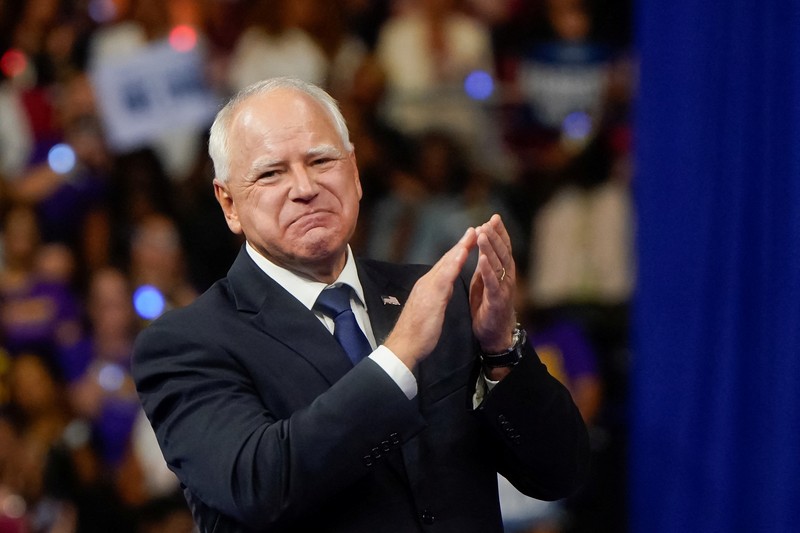 Wakil Presiden AS dan calon presiden dari Partai Demokrat Kamala Harris dan pasangan calon wakil presiden terpilihnya Gubernur Minnesota Tim Walz naik panggung selama rapat umum kampanye di Philadelphia, Pennsylvania, AS, 6 Agustus 2024. Wakil Presiden AS dan calon presiden dari Partai Demokrat Kamala Harris dan pasangan calon wakil presiden terpilihnya Gubernur Minnesota Tim Walz naik panggung selama rapat umum kampanye di Philadelphia, Pennsylvania, AS, 6 Agustus 2024. (REUTERS/Kevin Lamarque)