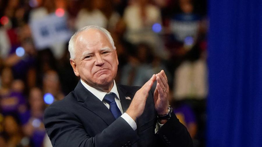 Wakil Presiden AS dan calon presiden dari Partai Demokrat Kamala Harris dan pasangan calon wakil presiden terpilihnya Gubernur Minnesota Tim Walz naik panggung selama rapat umum kampanye di Philadelphia, Pennsylvania, AS, 6 Agustus 2024. (REUTERS/Kevin Lamarque)