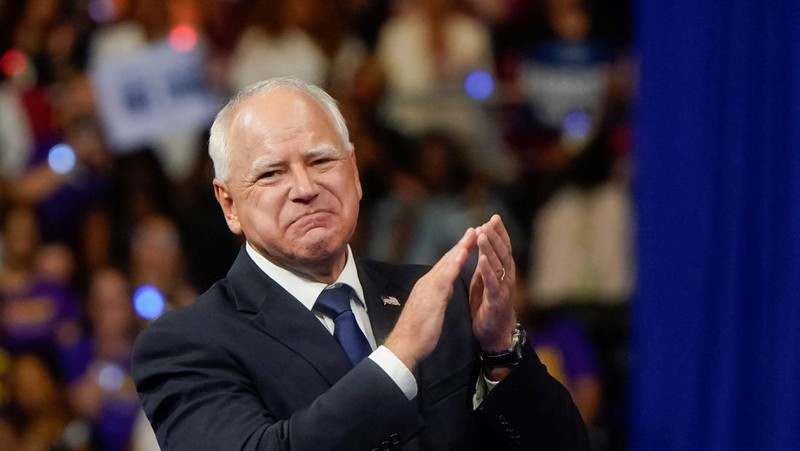 Wakil Presiden AS dan calon presiden dari Partai Demokrat Kamala Harris dan pasangan calon wakil presiden terpilihnya Gubernur Minnesota Tim Walz naik panggung selama rapat umum kampanye di Philadelphia, Pennsylvania, AS, 6 Agustus 2024. (REUTERS/Kevin Lamarque)