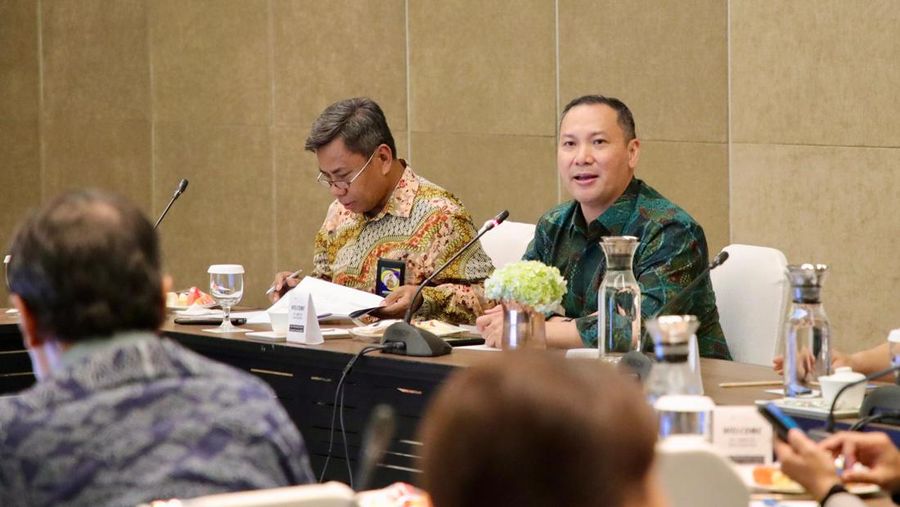 Deputi Bidang Koordinasi Infrastruktur dan Transportasi Kemenko Marves Rachmat Kaimuddin melakukan sosialisasi Peraturan Menteri ESDM No.11 tahun 2024 tentang Penggunaan Produk Dalam Negeri untuk Pembangunan Infrastruktur Ketenagalistrikan, di Jakarta, Rabu (07/08/2024). (Dok: Kemenko Marves)