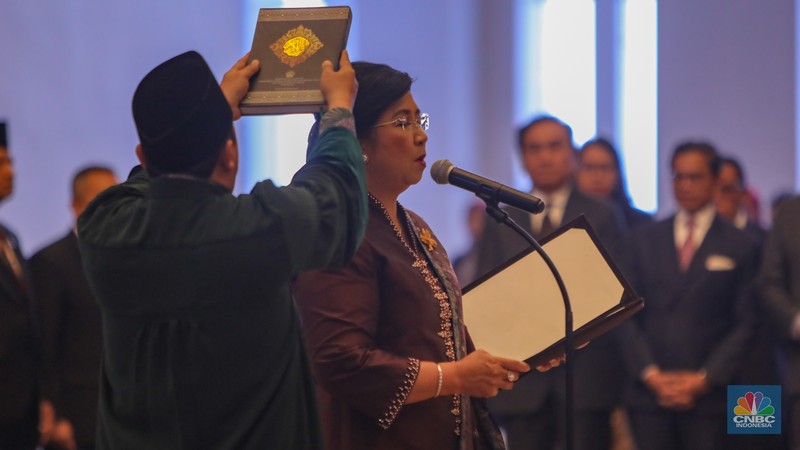 Destry Damayanti mengambil sumpah jabatan sebagai Deputi Gubernur Senior Bank Indonesia periode 2024-2029 di Mahkamah Agung, Jakarta, Rabu (7/8/2024). (CNBC Indonesia/Faisal Rahman)