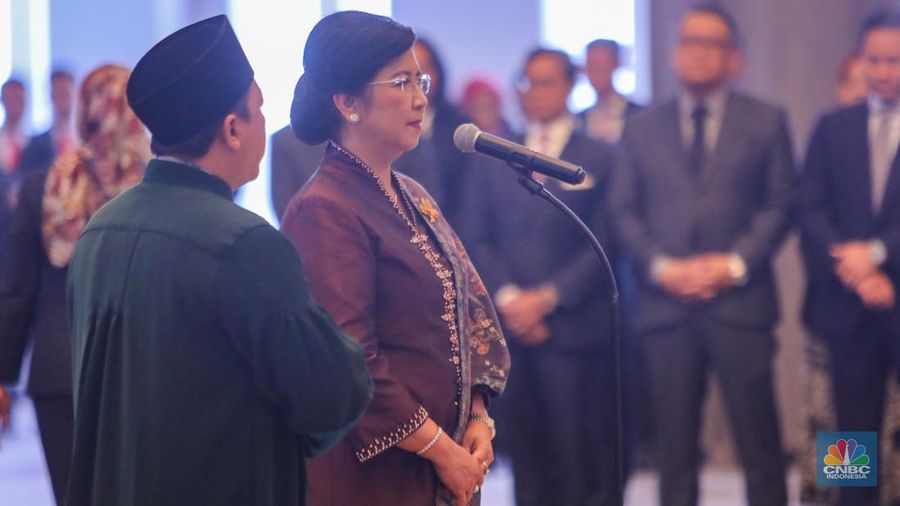 Destry Damayanti mengambil sumpah jabatan sebagai Deputi Gubernur Senior Bank Indonesia periode 2024-2029 di Mahkamah Agung, Jakarta, Rabu (7/8/2024). (²©²ÊÍøÕ¾/Faisal Rahman)