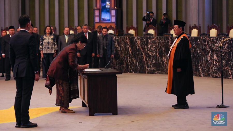 Destry Damayanti mengambil sumpah jabatan sebagai Deputi Gubernur Senior Bank Indonesia periode 2024-2029 di Mahkamah Agung, Jakarta, Rabu (7/8/2024). (CNBC Indonesia/Faisal Rahman)