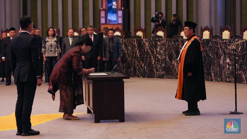 Destry Damayanti mengambil sumpah jabatan sebagai Deputi Gubernur Senior Bank Indonesia periode 2024-2029 di Mahkamah Agung, Jakarta, Rabu (7/8/2024). (CNBC Indonesia/Faisal Rahman)