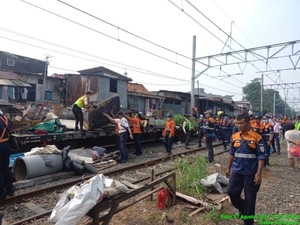 KAI Sapu Jalur Kemayoran-Priok Usai Viral Warga Buang Sampah ke Kereta