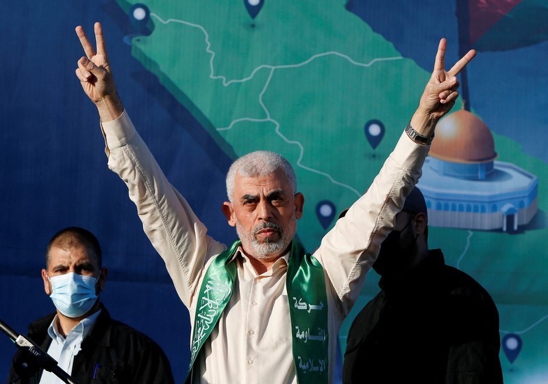 Seorang pendukung Houthi memegang poster Yahya Sinwar, kepala gerakan Islam Palestina Hamas, selama protes menandai Hari Yerusalem untuk mendukung warga Palestina di Jalur Gaza, di Sanaa, Yaman, Jumat, 5 April 2024. Seorang pendukung Houthi memegang poster Yahya Sinwar, kepala gerakan Islam Palestina Hamas, selama protes menandai Hari Yerusalem untuk mendukung warga Palestina di Jalur Gaza, di Sanaa, Yaman, Jumat, 5 April 2024. (AP Photo/Osamah Abdulrahman/File Foto)