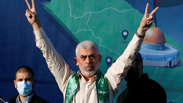 Kepala Hamas di Gaza Yahya Al-Sinwar memberi isyarat selama unjuk rasa anti-Israel di Kota Gaza, 24 Mei 2021. (REUTERS/Mohammed Salem/File Foto)