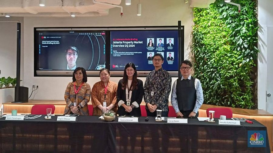 (Kiri-kanan) Head of Property & Asset Management JLL Indonesia Naomi Patadungan, Head of Office Leasing Advisory Angela Wibawa, Country Head and Head of Logistics & Industrial Farazia Basarah, Head of Research JLL Indonesia Yunus Karim, Senior Director of Capital Markets JLL Indonesia Herully Suherman dalam jumpers JLL di Jakarta, Rabu (7/8/2024). (CNBC Indonesia/Ferry Sandi)