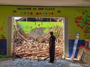 Bangunan Sekolah di Kabupaten Bandung Ambruk, KBM Siswa Terganggu