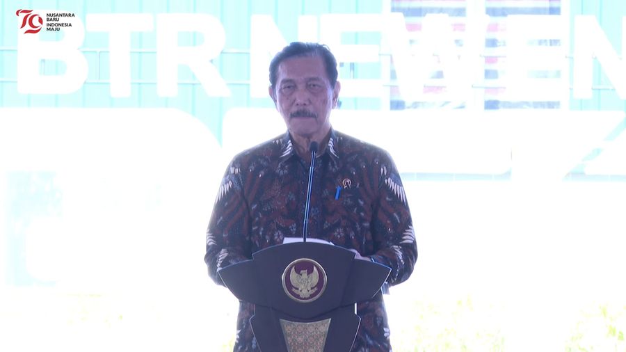 Menko Marves Luhut Binsar Pandjaitan saat memberikan sambutan dalam peresmian Pabrik Bahan Anoda Baterai Litium, Kendal, Rabu (7/8/2024). (Tangkapan Layar Youtube Sekretariat Presiden)