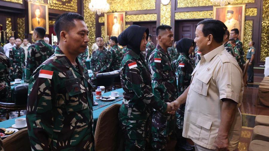Menteri Pertahanan Republik Indonesia Prabowo Subianto memberikan pembekalan kepada 40 personel tenaga kesehatan (nakes) TNI yang akan berangkat untuk misi kemanusiaan Gaza di Ruang Bhinneka Tunggal Ika (BTI), Kemhan, Jakarta, Rabu (7/8/2024). (Istimewa)