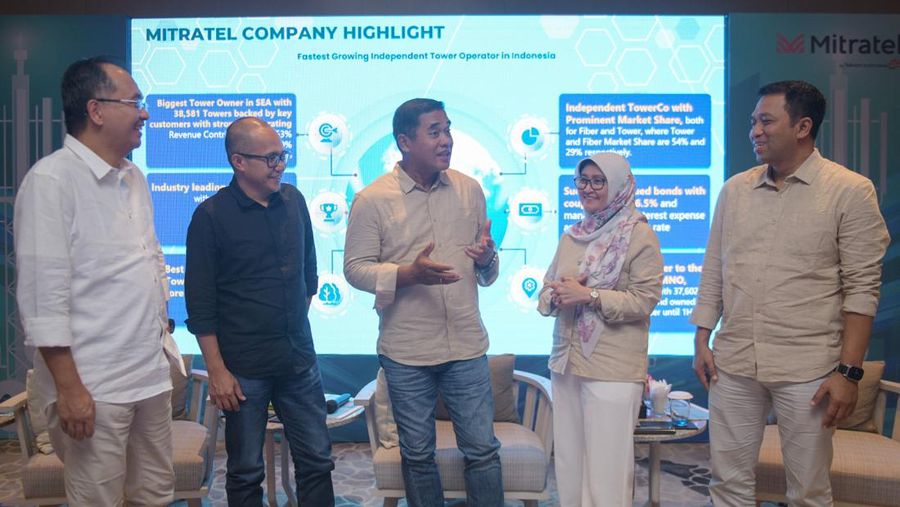 Jajaran Direksi Mitratel tengah berbincang dalam acara Media Gathering 2024.