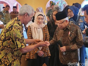 Momen Maruf dan Istri Belajar Bikin Gerabah di Museum Timbul Raharjo Bantul