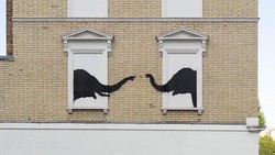 Banksy Muncul Lagi dengan Siluet Hitam Dua Belalai Gajah di Jendela