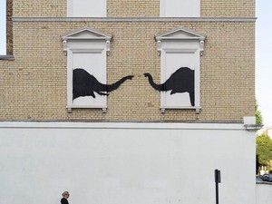 Banksy Muncul Lagi dengan Siluet Hitam Dua Belalai Gajah di Jendela