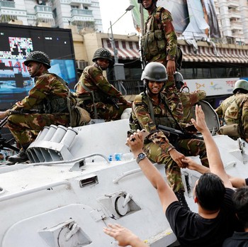 Momen Tentara-Warga Bersatu, Jabat Tangan Lengserkan Rezim Bangladesh