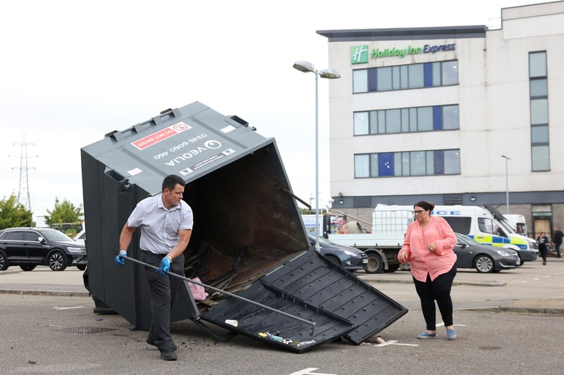 Seorang petugas polisi berjalan di luar hotel Holiday Inn Express setelah perusuh menyerang gedung tersebut di Rotherham, Inggris, 5 Agustus 2024. Pemerintah mengatakan gedung tersebut digunakan oleh pencari suaka. Seorang petugas polisi berjalan di luar hotel Holiday Inn Express setelah perusuh menyerang gedung tersebut di Rotherham, Inggris, 5 Agustus 2024. Pemerintah mengatakan gedung tersebut digunakan oleh pencari suaka. (REUTERS/Hollie Adams)