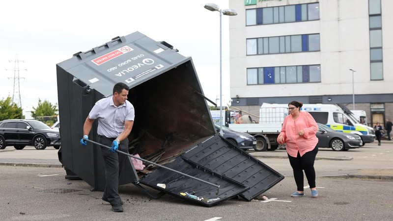 Seorang petugas polisi berjalan di luar hotel Holiday Inn Express setelah perusuh menyerang gedung tersebut di Rotherham, Inggris, 5 Agustus 2024. Pemerintah mengatakan gedung tersebut digunakan oleh pencari suaka. (REUTERS/Hollie Adams)