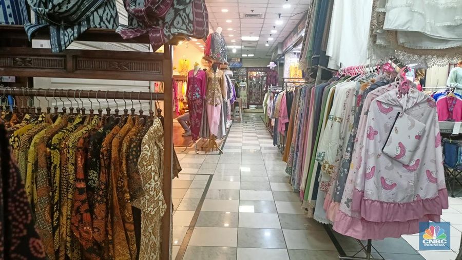 Pedagang di Thamrin City Anizar mengungkapkan harga produk impor memang murah, namun itu membuat persaingan menjadi tidak sehat. (CNBC Indonesia/Ferry Sandi)