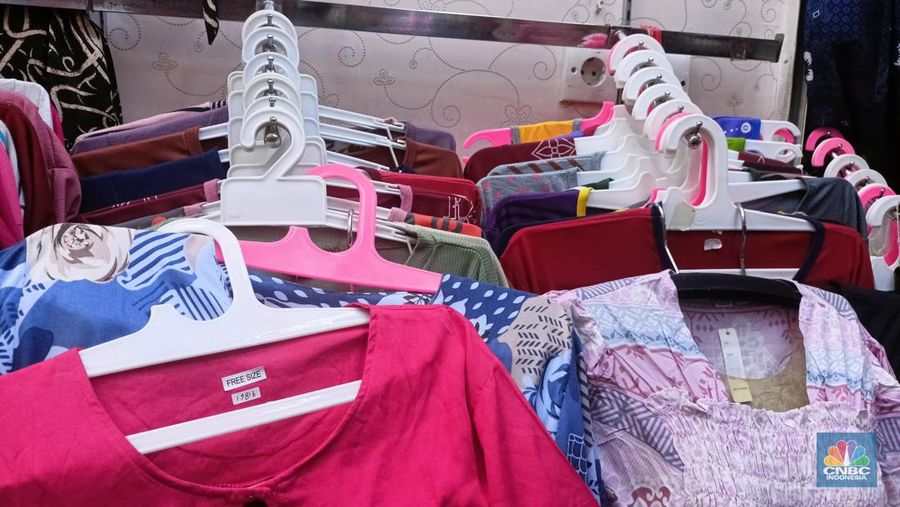 Pedagang di Thamrin City Anizar mengungkapkan harga produk impor memang murah, namun itu membuat persaingan menjadi tidak sehat. (CNBC Indonesia/Ferry Sandi)