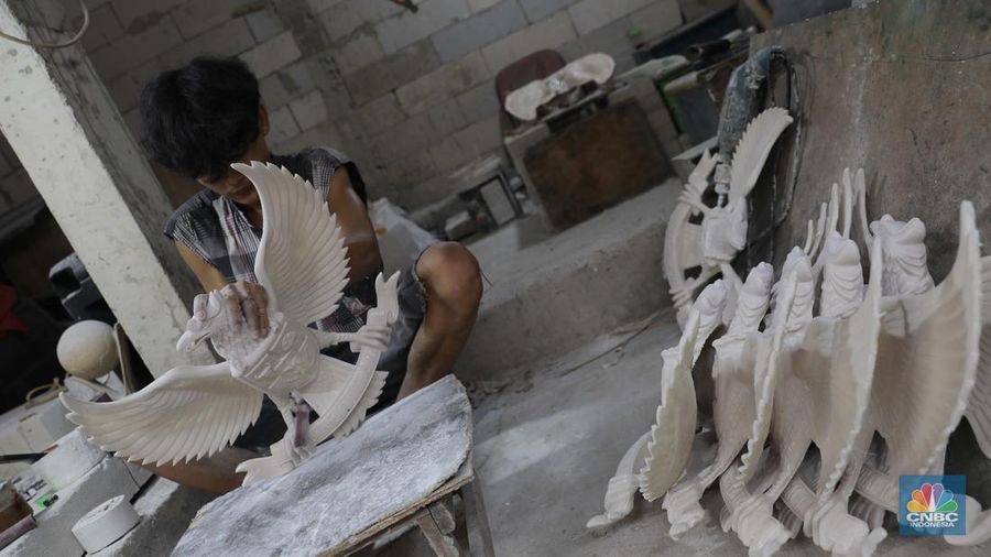 Pekerja menyelesaikan pembuatan patung fiber Garuda Pancasila di bengkel kerja Garuda Fiber, Makasar, Jakarta Timur, Rabu (7/8/2024). Menjelang HUT ke-79 Republik Indonesia, penjualan patung fiber Garuda Pancasila mengalami kenaikan permintaan sebesar 50 persen. (CNBC Indonesia/Muhammad Sabki)