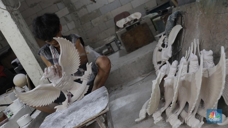 Pekerja menyelesaikan pembuatan patung fiber Garuda Pancasila di bengkel kerja Garuda Fiber, Makasar, Jakarta Timur, Rabu (7/8/2024). Menjelang HUT ke-79 Republik Indonesia, penjualan patung fiber Garuda Pancasila mengalami kenaikan permintaan sebesar 50 persen. (CNBC Indonesia/Muhammad Sabki)