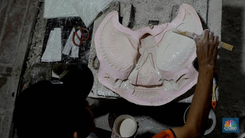 Pekerja menyelesaikan pembuatan patung fiber Garuda Pancasila di bengkel kerja Garuda Fiber, Makasar, Jakarta Timur, Rabu (7/8/2024). Menjelang HUT ke-79 Republik Indonesia, penjualan patung fiber Garuda Pancasila mengalami kenaikan permintaan sebesar 50 persen. (CNBC Indonesia/Muhammad Sabki)