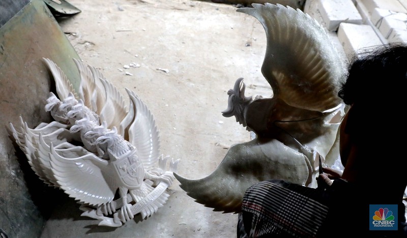 Pekerja menyelesaikan pembuatan patung fiber Garuda Pancasila di bengkel kerja Garuda Fiber, Makasar, Jakarta Timur, Rabu (7/8/2024). Menjelang HUT ke-79 Republik Indonesia, penjualan patung fiber Garuda Pancasila mengalami kenaikan permintaan sebesar 50 persen. (CNBC Indonesia/Muhammad Sabki)