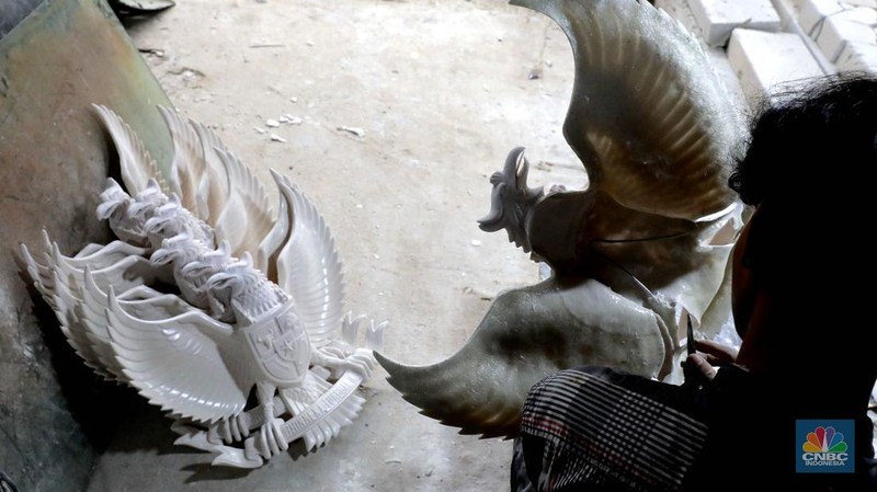 Pekerja menyelesaikan pembuatan patung fiber Garuda Pancasila di bengkel kerja Garuda Fiber, Makasar, Jakarta Timur, Rabu (7/8/2024). Menjelang HUT ke-79 Republik Indonesia, penjualan patung fiber Garuda Pancasila mengalami kenaikan permintaan sebesar 50 persen. (CNBC Indonesia/Muhammad Sabki)