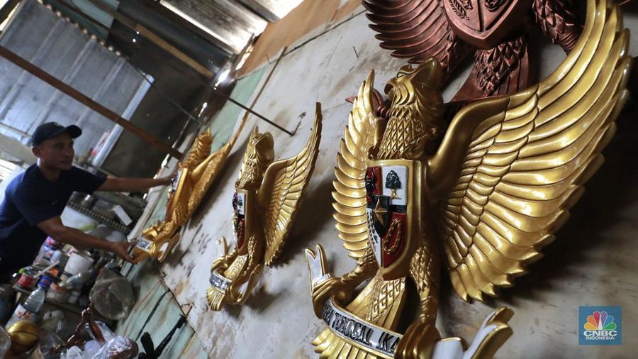 Pekerja menyelesaikan pembuatan patung fiber Garuda Pancasila di bengkel kerja Garuda Fiber, Makasar, Jakarta Timur, Rabu (7/8/2024). Menjelang HUT ke-79 Republik Indonesia, penjualan patung fiber Garuda Pancasila mengalami kenaikan permintaan sebesar 50 persen. (CNBC Indonesia/Muhammad Sabki)