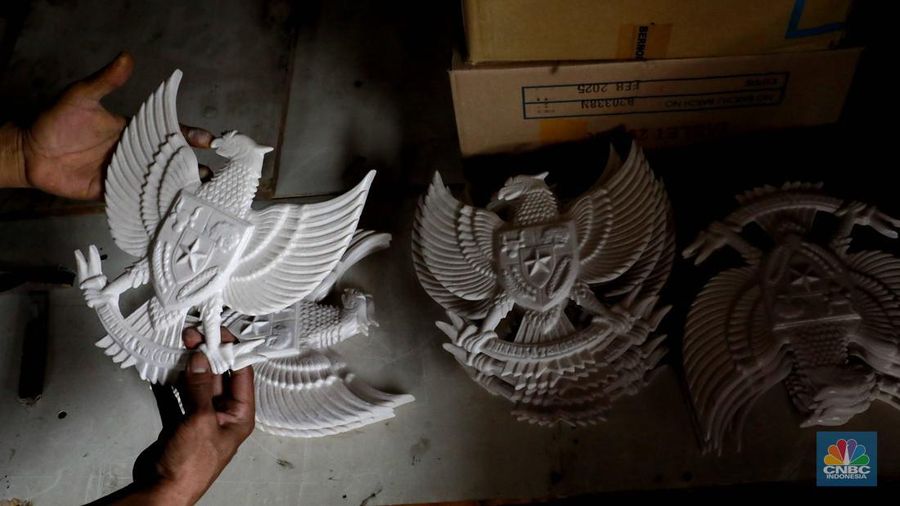 Pekerja menyelesaikan pembuatan patung fiber Garuda Pancasila di bengkel kerja Garuda Fiber, Makasar, Jakarta Timur, Rabu (7/8/2024). Menjelang HUT ke-79 Republik Indonesia, penjualan patung fiber Garuda Pancasila mengalami kenaikan permintaan sebesar 50 persen. (²©²ÊÍøÕ¾/Muhammad Sabki)