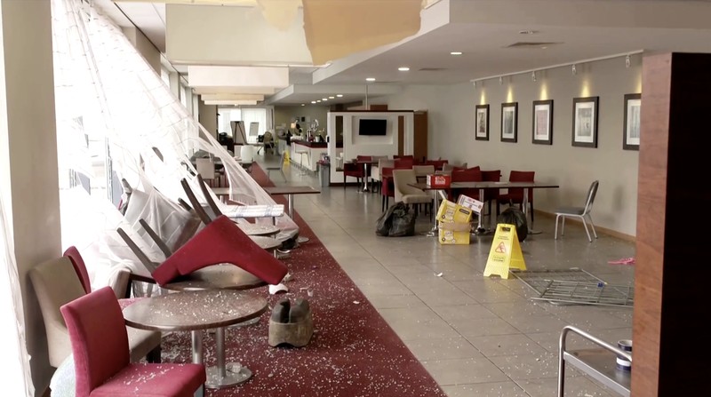 Seorang petugas polisi berjalan di luar hotel Holiday Inn Express setelah perusuh menyerang gedung tersebut di Rotherham, Inggris, 5 Agustus 2024. Pemerintah mengatakan gedung tersebut digunakan oleh pencari suaka. Seorang petugas polisi berjalan di luar hotel Holiday Inn Express setelah perusuh menyerang gedung tersebut di Rotherham, Inggris, 5 Agustus 2024. Pemerintah mengatakan gedung tersebut digunakan oleh pencari suaka. (REUTERS/Hollie Adams)