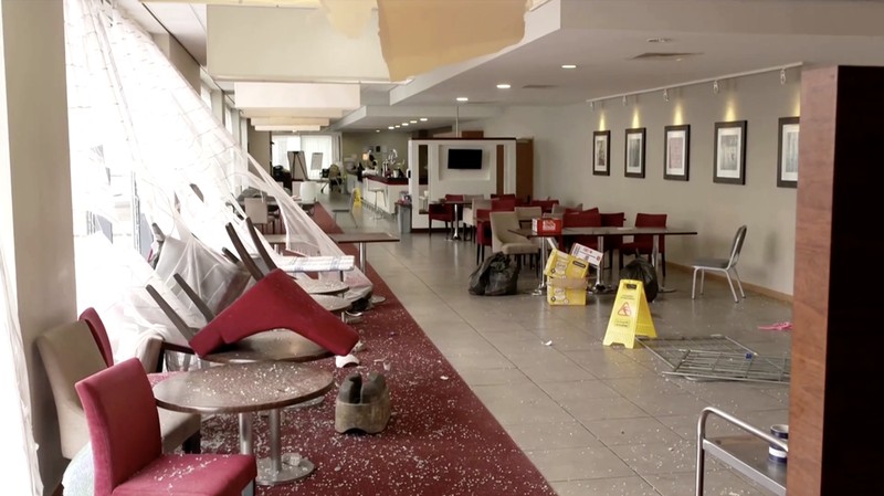 Seorang petugas polisi berjalan di luar hotel Holiday Inn Express setelah perusuh menyerang gedung tersebut di Rotherham, Inggris, 5 Agustus 2024. Pemerintah mengatakan gedung tersebut digunakan oleh pencari suaka. (REUTERS/Hollie Adams)